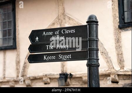 LEWES, EAST SUSSEX, Großbritannien - 29. APRIL 2012: Schild im Stadtzentrum mit Richtung Anne of Cleves House, The Priory und Keere Street Stockfoto