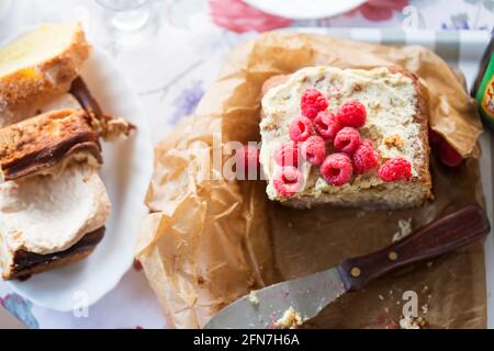 Limettenkuchen mit Himbeeren, mit Avocado-Vereisung Stockfoto