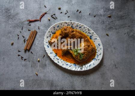 Beliebte indische mughal Gericht Chicken Chap mit großen Stücken von Hühnerfleisch in reichen würzigen Soße zubereitet. Stockfoto