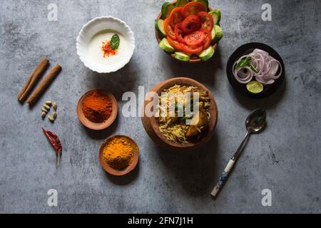 Mughlai Cuisine dum biryani oder Reis mit indischen Gewürzen und Fleisch gekocht. Draufsicht. Stockfoto