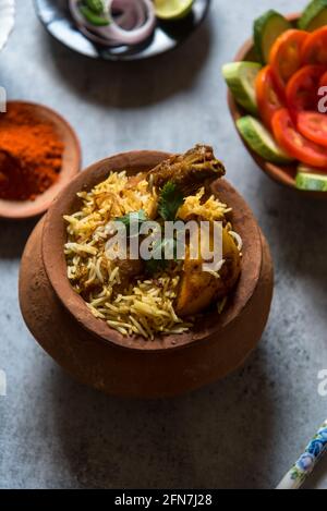 Indisches Essen biryani oder gekochter Reis Hintergrund. Nahaufnahme, selektiver Fokus. Stockfoto