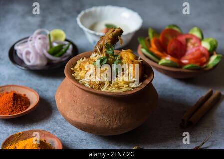 Mughlai Cuisine dum biryani oder Reis mit indischen Gewürzen und Fleisch gekocht. Draufsicht. Stockfoto