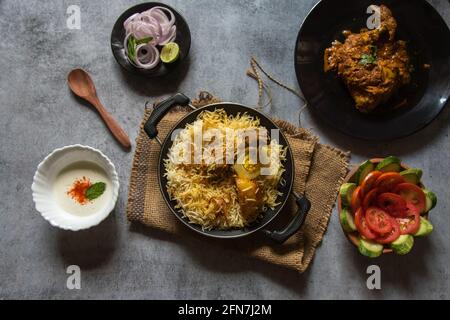 Mughlai Cuisine dum biryani oder Reis mit indischen Gewürzen und Fleisch gekocht. Blick von oben. Stockfoto