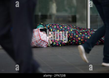 Aktenfoto vom 16/01/20 von Menschen, die in London an einem Obdachlosen vorbeigehen. Raue Menschen in England werden von den Straßen und in Unterkünfte mit einer weiteren Million £203 von der Regierung verpflichtet werden geholfen werden. Wohnungsbauminister Robert Jenrick sagte am Samstag, dass die Finanzierung der Rough Sleeping-Initiative dazu beitragen wird, Unterkünfte und spezialisierte Dienste für psychische Gesundheit oder sucht in England zu unterstützen. Ausgabedatum: Samstag, 15. Mai 2021. Stockfoto