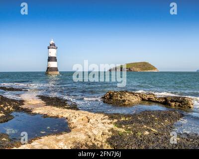 Penmon Lighthouse und Puffin Island, Anglesey, Nordwales. Stockfoto