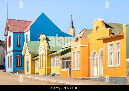 Bunte Häuser in Luderitz - Architekturkonzept mit altdeutschland Stilstadt im Süden Namibias - Exklusives Reiseziel Stockfoto