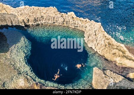 Tiefblaues Loch am weltberühmten Azure Window in Insel Gozo - mediterrane Naturwunder im wunderschönen Malta Stockfoto
