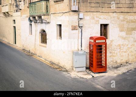 Rote Telefonzelle in der mittelalterlichen Altstadt von Victoria In Gozo - Mittelmeer-Archipel von Malta Stockfoto