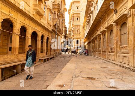 Ein Mann geht in den Straßen von jaisalmer. Stockfoto