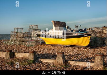 EASTBOURNE, EAST SUSSEX, Großbritannien - 30. APRIL 2012: Kleines Fischerboot aus Holz am Strand mit Krabben- und Hummertöpfen Stockfoto