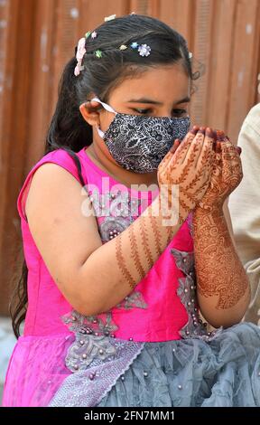 Beawar, Rajasthan, Indien, 14. Mai 2021: Muslimische Mädchen bieten Namaz anlässlich der Eid-ul-Fitr an, die das Ende des Fastenmonats Ramadan markieren, während der fortlaufenden COVID-induzierten Sperrung in Beawar. Kredit: Sumit-Samarwat/Alamy Live Nachrichten Stockfoto