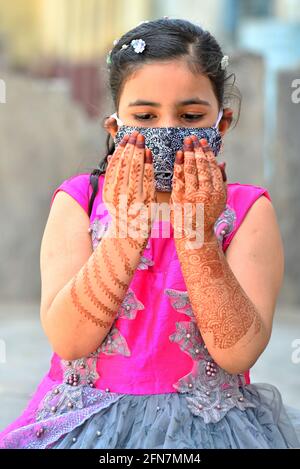 Beawar, Rajasthan, Indien, 14. Mai 2021: Muslimische Mädchen bieten Namaz anlässlich der Eid-ul-Fitr an, die das Ende des Fastenmonats Ramadan markieren, während der fortlaufenden COVID-induzierten Sperrung in Beawar. Kredit: Sumit-Samarwat/Alamy Live Nachrichten Stockfoto
