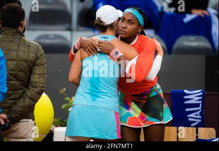 Ashleigh Barty aus Australien und Cori Gauff aus den Vereinigten Staaten umarmen sich, nachdem Barty gezwungen ist, sich mit einer Verletzung aus ihrem Viertelfinale beim 2021 Internazionali BNL d'Italia, WTA 1000 Tennisturnier am 14. Mai 2021 im Foro Italico in Rom, zurückzuziehen, Italien – Foto Rob Prange / Spanien DPPI / DPPI / LiveMedia Stockfoto