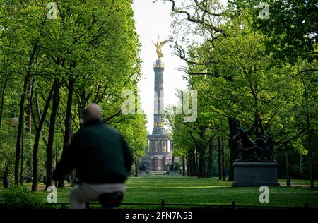 Berlin, Deutschland. Mai 2021. Ein Radfahrer fährt an der Siegessäule im Tiergarten vorbei. Quelle: Fabian Sommer/dpa/Alamy Live News Stockfoto