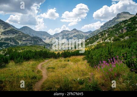 Weg zwischen Bezbog See und Hütte und dem Popovo See im Pirin Nationalpark, in der Nähe von Bansko, Bulgarien Stockfoto