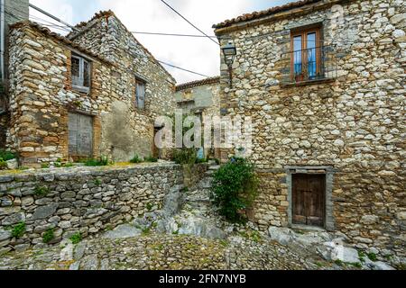 Enge Gassen und steile Anstiege des kleinen mittelalterlichen Dorfes Corvara in den Abruzzen. Corvara, Provinz Pescara, Abruzzen, Italien, Europa Stockfoto