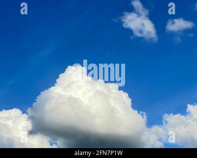 Schöner blauer Himmel Hintergrund, um Textnachricht einzubringen. Stockfoto