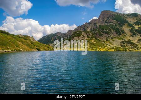 Weg zwischen Bezbog See und Hütte und dem Popovo See im Pirin Nationalpark, in der Nähe von Bansko, Bulgarien Stockfoto