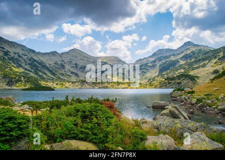 Weg zwischen Bezbog See und Hütte und dem Popovo See im Pirin Nationalpark, in der Nähe von Bansko, Bulgarien Stockfoto