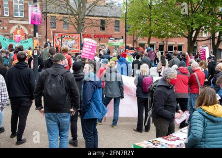 Sheffield, Großbritannien: 1. Mai 2021: Demonstranten versammeln sich zum Internationalen Tag der Arbeiter und töten den Bill-Protest, Devonshire Green Stockfoto