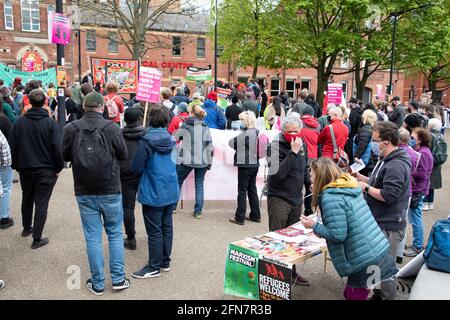 Sheffield, Großbritannien: 1. Mai 2021: Demonstranten versammeln sich zum Internationalen Tag der Arbeiter und töten den Bill-Protest, Devonshire Green Stockfoto