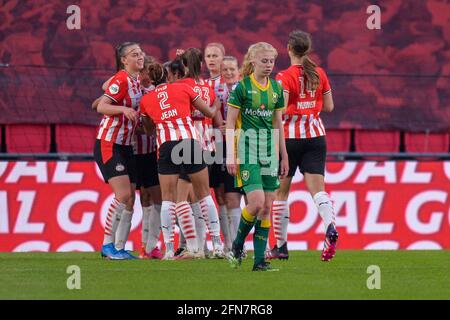 EINDHOVEN, NIEDERLANDE - 14. MAI: Bo Vonk von ADO Den Haag enttäuscht, während das Team von PSV Vrouwen während des W ihre Seite mit dem Tor nach Westen feiert Stockfoto