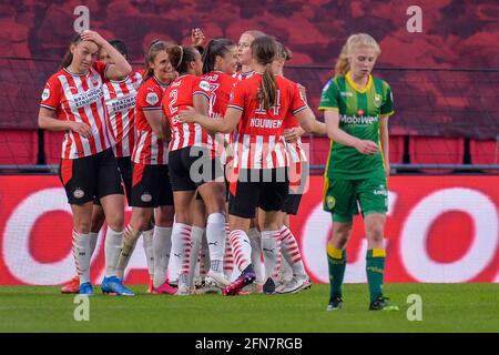 EINDHOVEN, NIEDERLANDE - 14. MAI: Bo Vonk von ADO Den Haag enttäuscht, während das Team von PSV Vrouwen während des W ihre Seite mit dem Tor nach Westen feiert Stockfoto