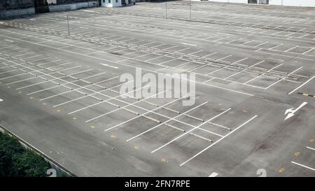 Leere Parkplätze in der Nähe von Handelszentrum oder Geschäft. Parkplatz von oben gesehen mit vielen leeren Parkplätzen Stockfoto