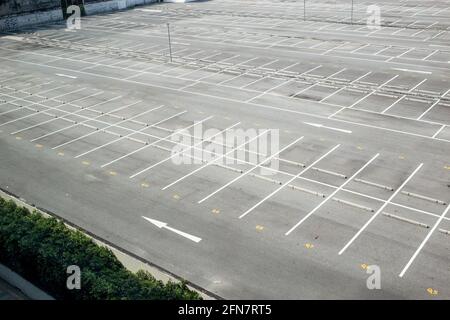 Leere Parkplätze in der Nähe von Handelszentrum oder Geschäft. Parkplatz von oben gesehen mit vielen leeren Parkplätzen Stockfoto