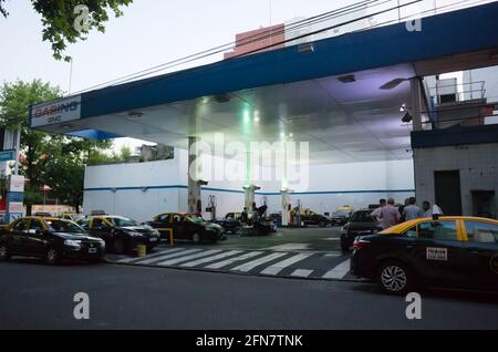 Buenos Aires, Argentinien - Januar, 2020: Viele Taxiwagen tanken am Abend an der Tankstelle Gasing GNC auf. Taxifahrer tanken ihre Autos Stockfoto