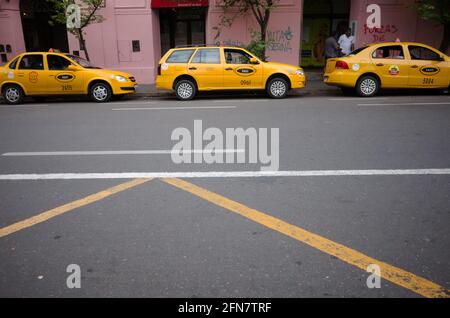 Cordoba, Argentinien - Januar, 2020: Gelber Stadttaxi-Parkplatz in der Schlange wartet auf Fahrgäste auf leere Straße vor dem Hintergrund Stockfoto