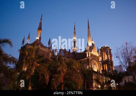 Katholische Kirche im neugotischen Baustil mit Türmen namens Iglesia del Sagrado Corazon de Jesus, auch bekannt als Iglesia de los Kapuzinos. Stockfoto