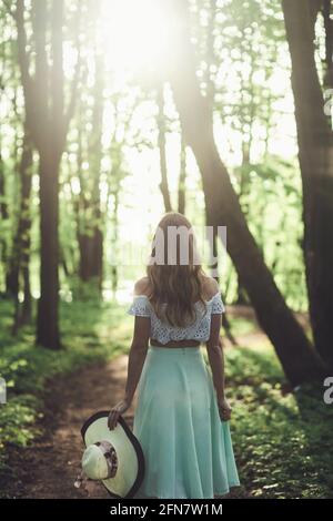 Schönheit junges Mädchen im Freien genießen die Natur im Sommer Stockfoto