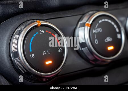 Bedienelemente der Klimaanlage auf dem Armaturenbrett. Close up Auto Lüftungsanlage, Details der Kontrollen der modernen Auto. Stockfoto