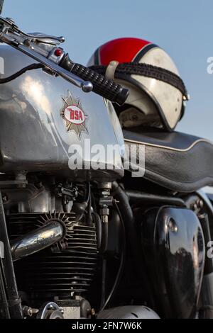 Nahaufnahme des Clubman Stahltanks und des BSA-Abzeichen von Ein 60er Jahre BSA Goldstar DBD34 mit Sturzhelm auf dem Sitz VEREINIGTES KÖNIGREICH Stockfoto