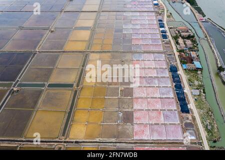 Luftaufnahme des Salzwerks Zhangpu, farbenprächtiges Salzfeld am Meer in der Provinz Fujian, China Stockfoto