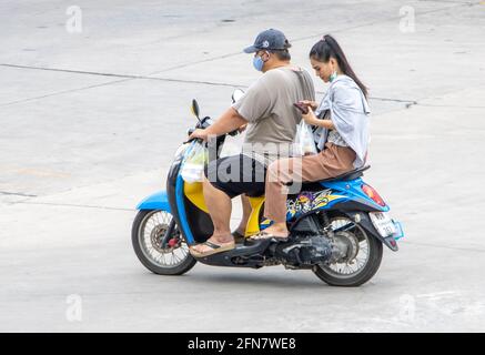 SAMUT PRAKAN, THAILAND, JULI 25 2020, das Paar fährt auf dem Motorrad auf der Straße. Stockfoto