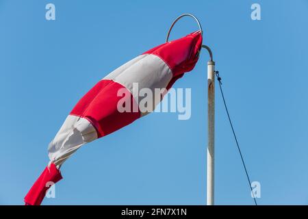 Windsack zerrissen unter einem blauen Himmel Stockfoto
