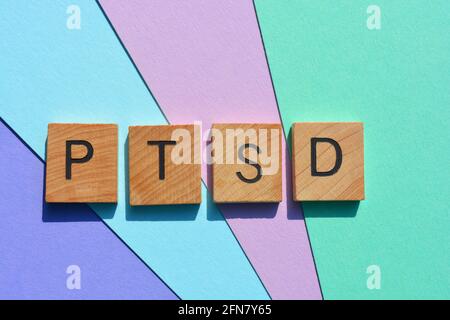 PTSD, Akronym für Post traumatic Stress Disorder in Wooden Alphabet Letters Stockfoto