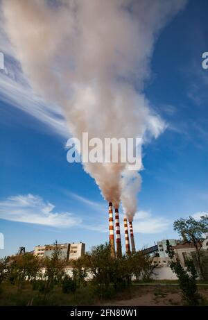 Pavlodar-Wärmekraftwerk. Rauchstapel mit weißem Rauch. Stockfoto