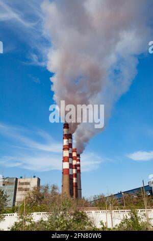 Pavlodar-Wärmekraftwerk. Rauchstapel mit weißem Rauch Stockfoto