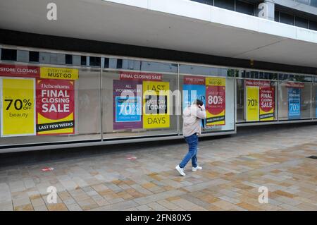 The Moor, Sheffield, South Yorkshire, Großbritannien. Mai 2021. Der Debenhams-Laden in Sheffield öffnet für den letzten Handelstag. Kredit: Alamy Live Nachrichten Stockfoto