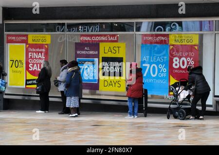 The Moor, Sheffield, South Yorkshire, Großbritannien. Mai 2021. Der Debenhams-Laden in Sheffield öffnet für den letzten Handelstag. Kredit: Alamy Live Nachrichten Stockfoto