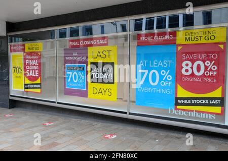 The Moor, Sheffield, South Yorkshire, Großbritannien. Mai 2021. Der Debenhams-Laden in Sheffield öffnet für den letzten Handelstag. Kredit: Alamy Live Nachrichten Stockfoto