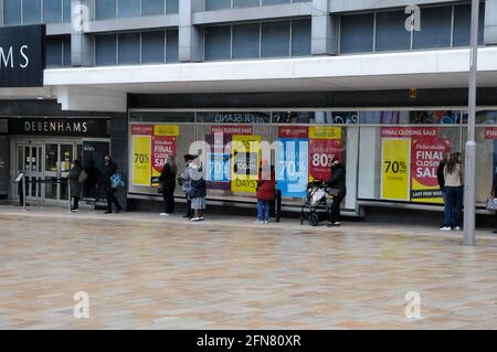 The Moor, Sheffield, South Yorkshire, Großbritannien. Mai 2021. Der Debenhams-Laden in Sheffield öffnet für den letzten Handelstag. Kredit: Alamy Live Nachrichten Stockfoto