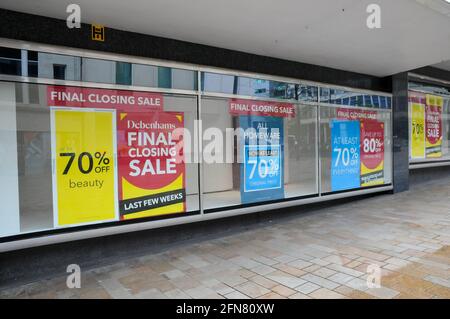 The Moor, Sheffield, South Yorkshire, Großbritannien. Mai 2021. Der Debenhams-Laden in Sheffield öffnet für den letzten Handelstag. Kredit: Alamy Live Nachrichten Stockfoto