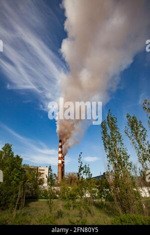 Pavlodar-Wärmekraftwerk. Rauchstapel mit weißem Rauch. Stockfoto