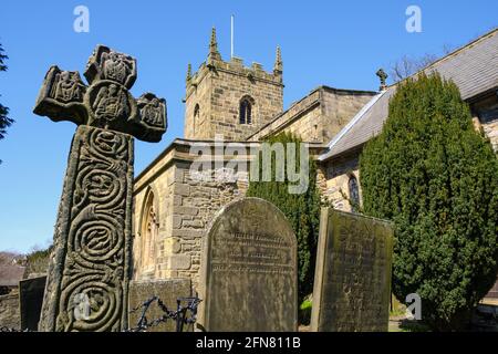 Das angelsächsische Kreuz aus dem 8. Jahrhundert im Kirchhof der St. Lawrence's Church, Eyam, Peak District National Park, Derbyshire Stockfoto