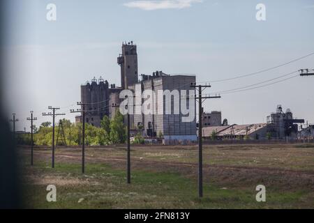 Veralteter sowjetischer Betonkornaufzug. Teilweise zerstört. Blauer Himmel. Stockfoto