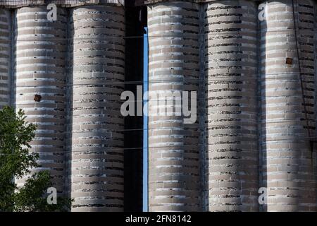 Veralteter sowjetischer Betonkornaufzug. Nahaufnahme von Betonsilos. Strukturiertes Muster. Stockfoto